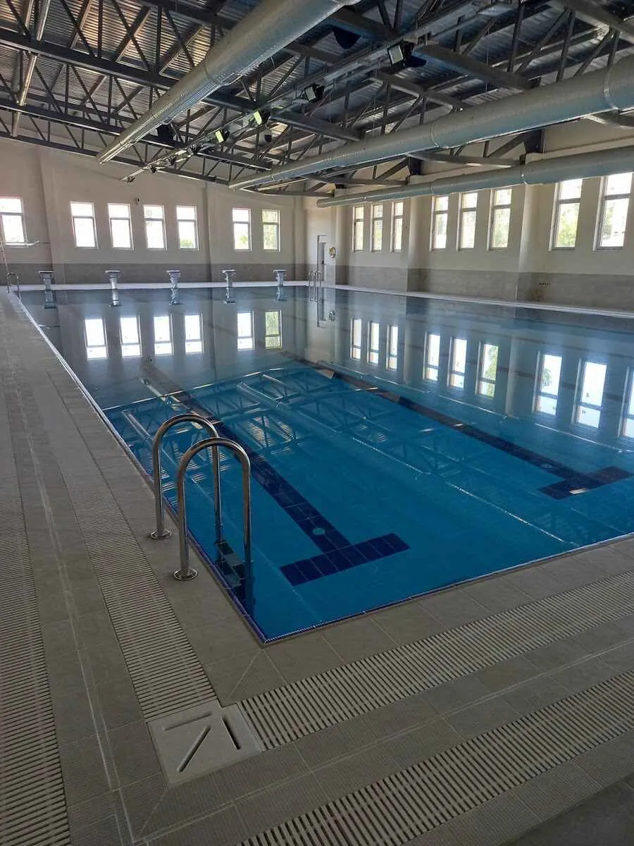 Mavi gökyüzü altında Safir Havuzları'nın eşsiz havuzlarında serinleyin. Profesyonel tasarım ve imalat hizmetleriyle hayalinizdeki havuza sahip olun.